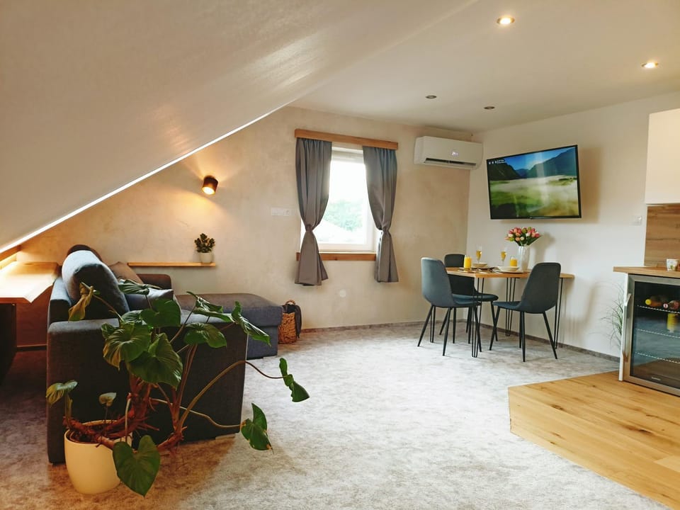 TV and multimedia, Living room, Dining area