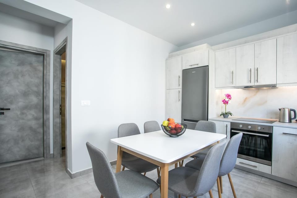 Kitchen or kitchenette, Dining area, oven