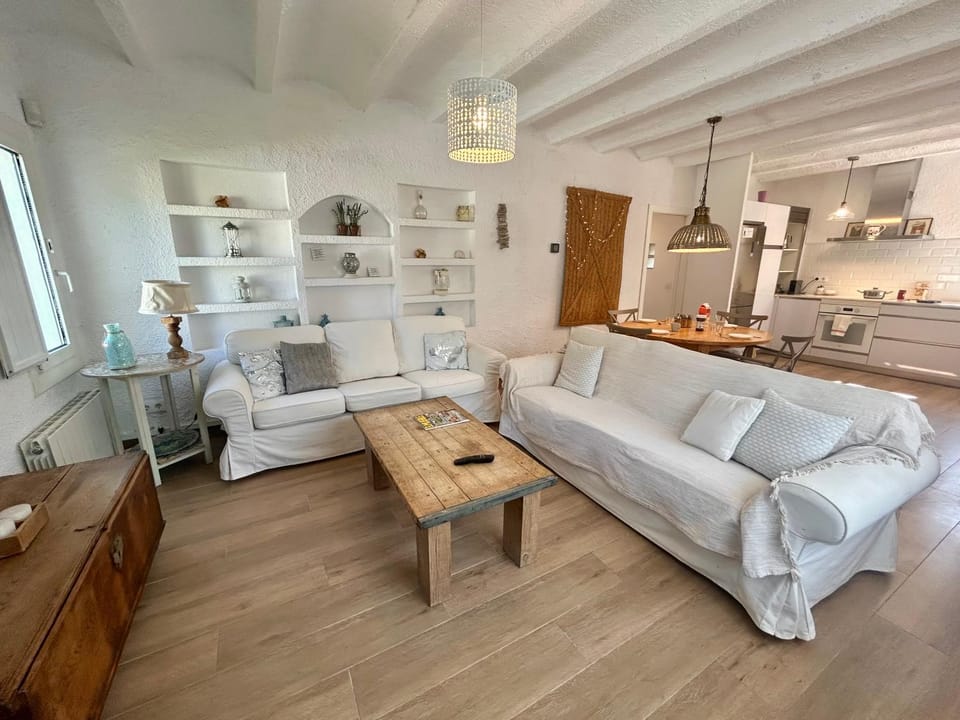 Kitchen or kitchenette, Seating area, Dining area