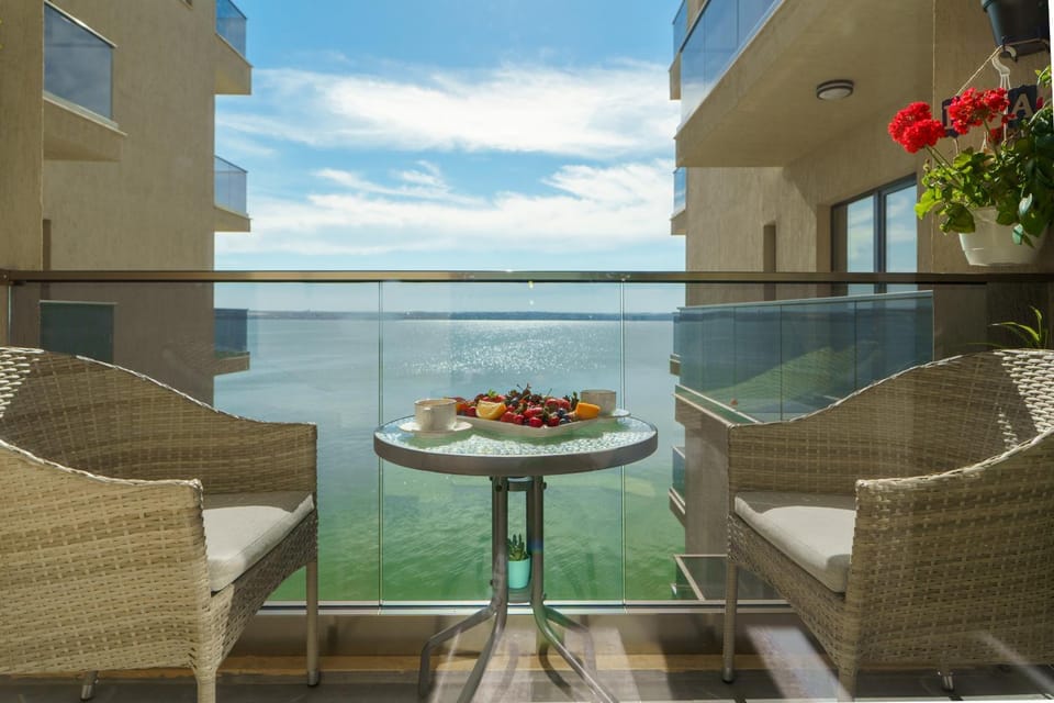 Balcony/Terrace, Lake view