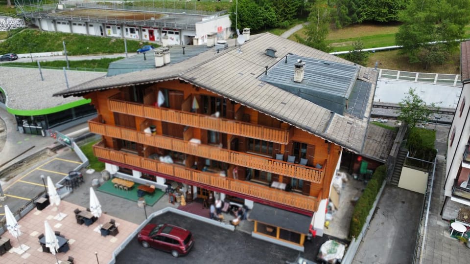 Property building, Restaurant/places to eat, Bird's eye view