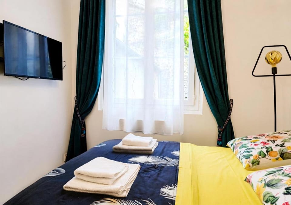 Bed, TV and multimedia, Photo of the whole room, Bedroom, towels
