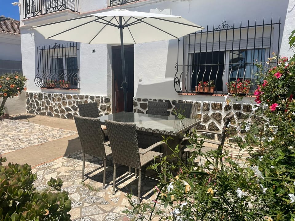 Facade/entrance, Off site, Summer, Balcony/Terrace