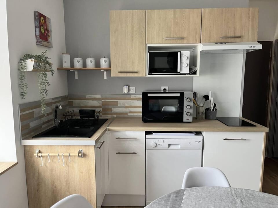 Coffee/tea facilities, dishwasher, oven, toaster, kitchen