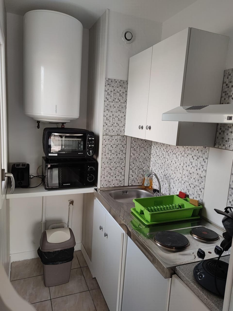 Coffee/tea facilities, Kitchen or kitchenette, microwave, oven, stove, toaster