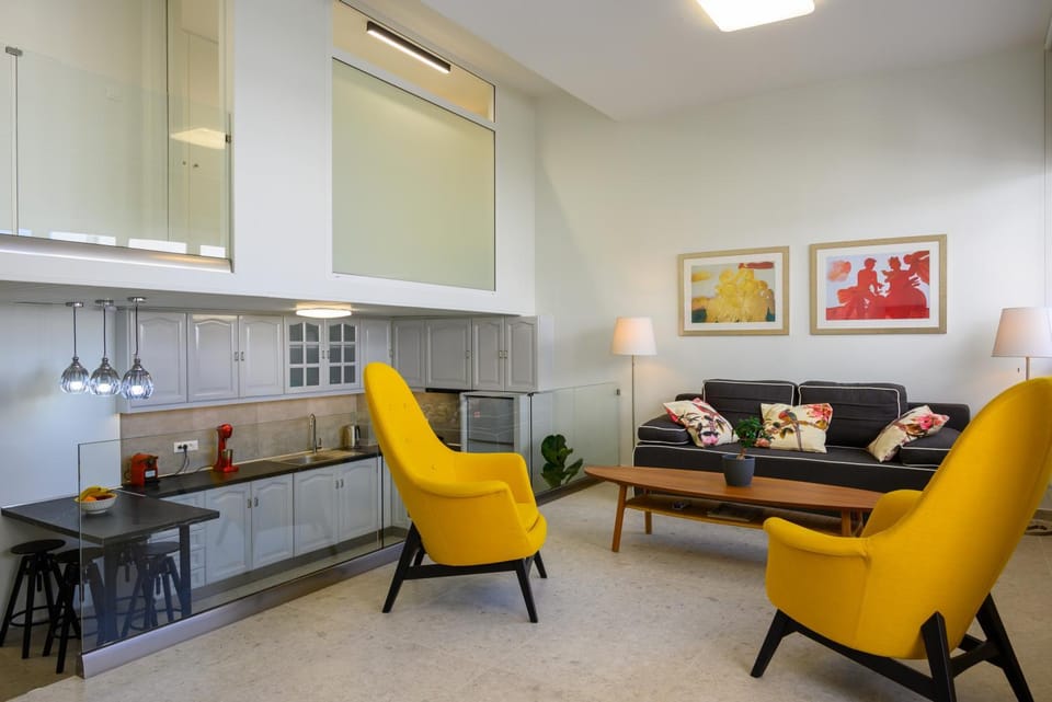 Kitchen or kitchenette, Living room, Seating area, Dining area