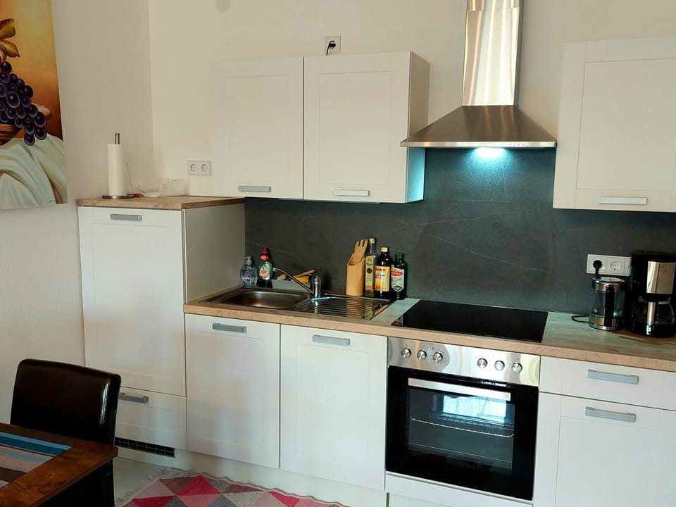 Coffee/tea facilities, Kitchen or kitchenette, oven