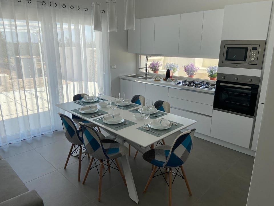 Kitchen or kitchenette, Dining area, stove