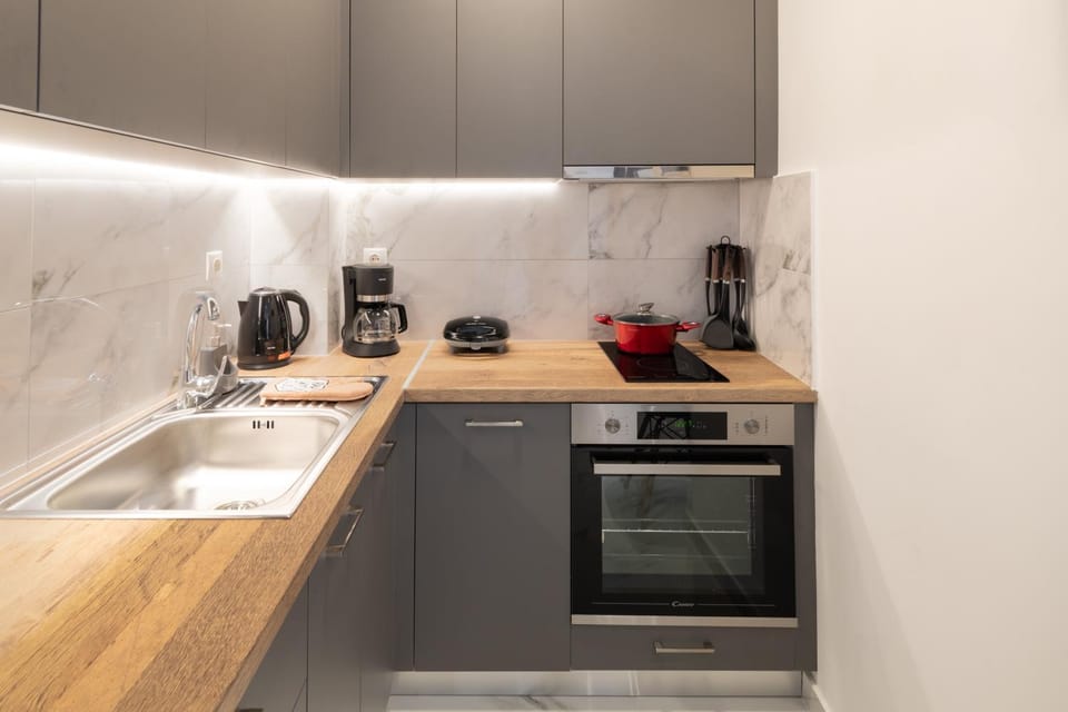 Coffee/tea facilities, Kitchen or kitchenette, oven, stove, kitchen