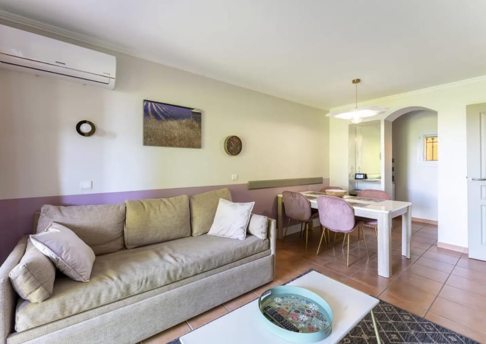 Hôtel du Golf de Pont Royal - appartement paisible rez de jardin - terrasse & piscine Apartment in Mallemort