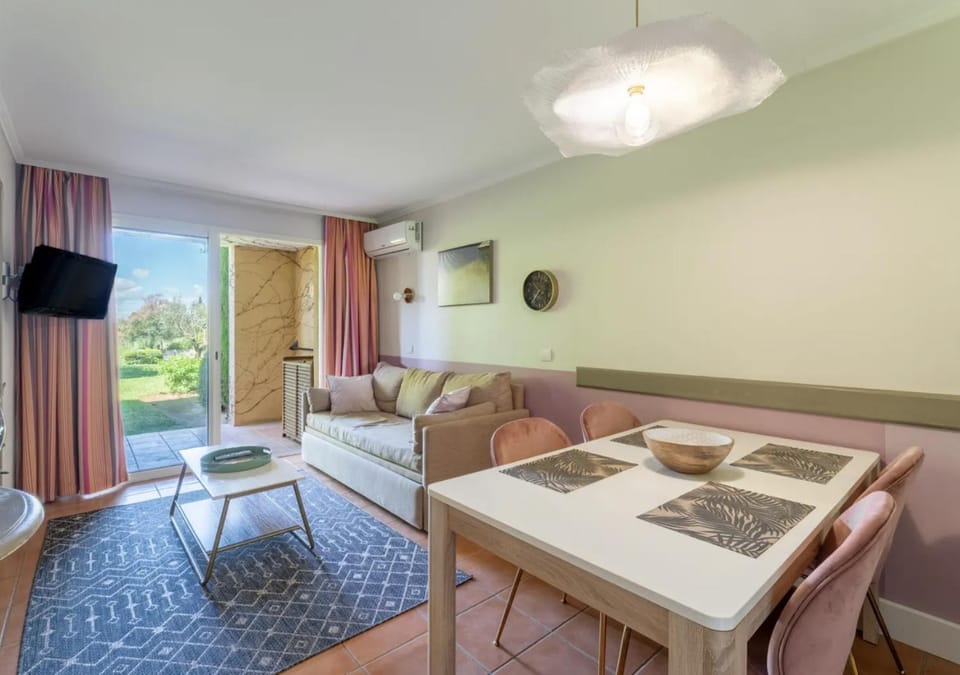 Hôtel du Golf de Pont Royal - appartement paisible rez de jardin - terrasse & piscine Apartment in Mallemort