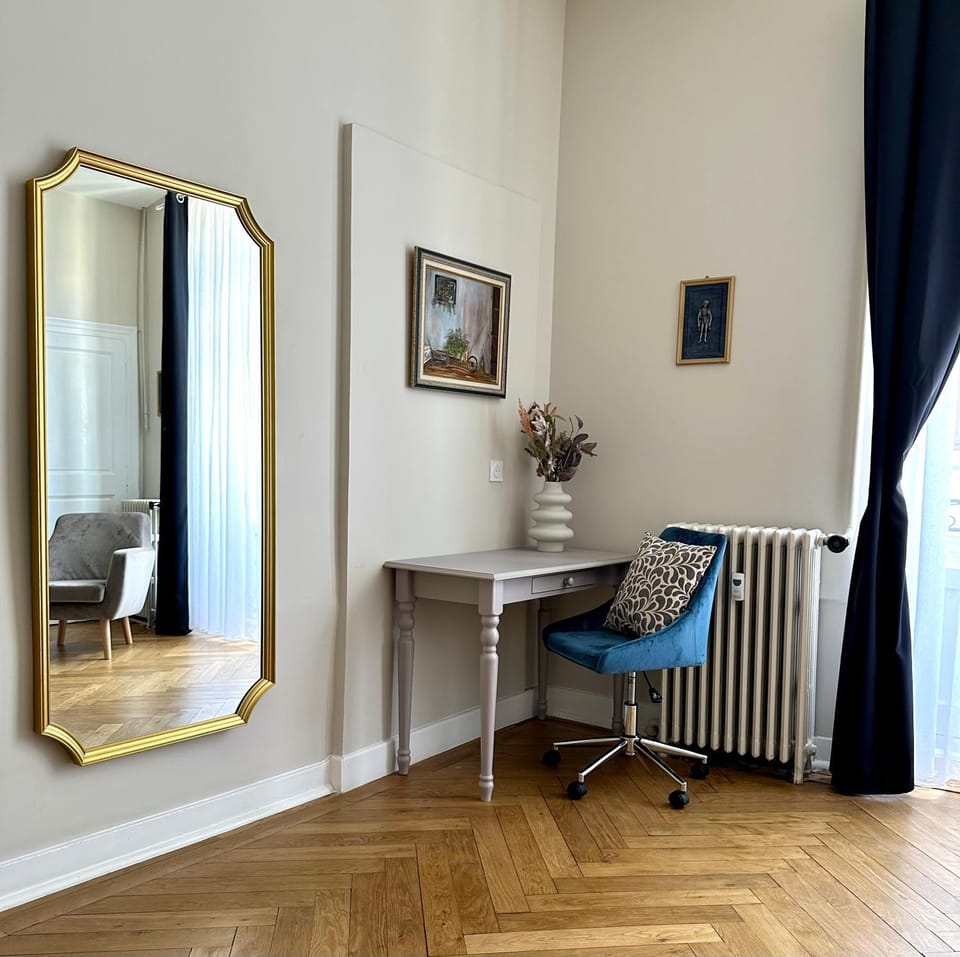 Seating area, Bedroom