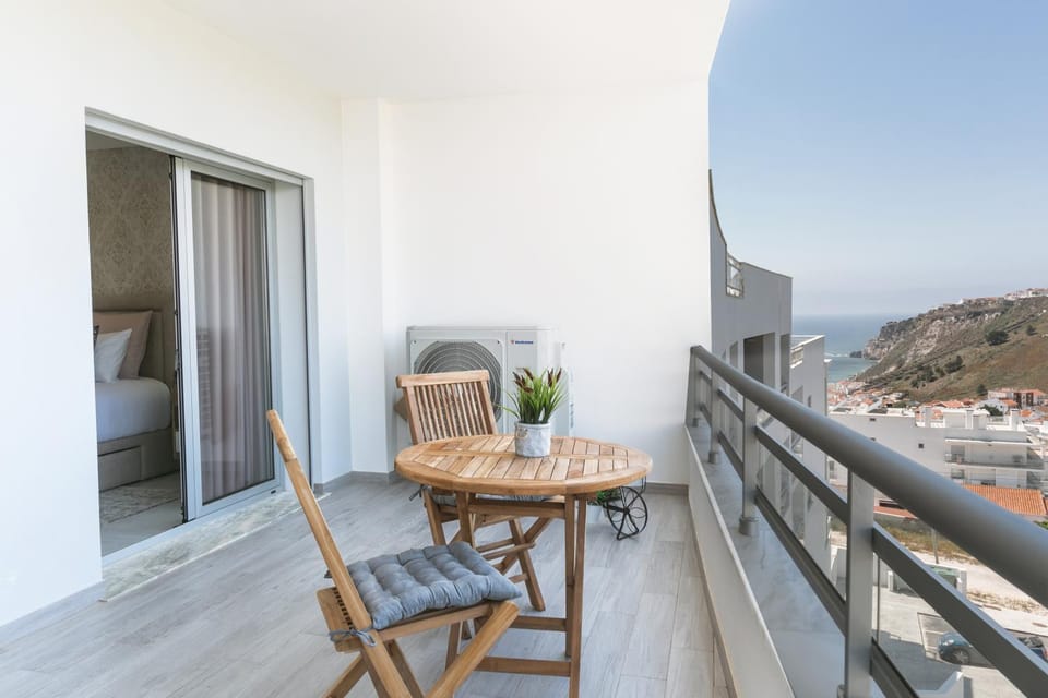 Natural landscape, View (from property/room), Balcony/Terrace, Bedroom, Sea view