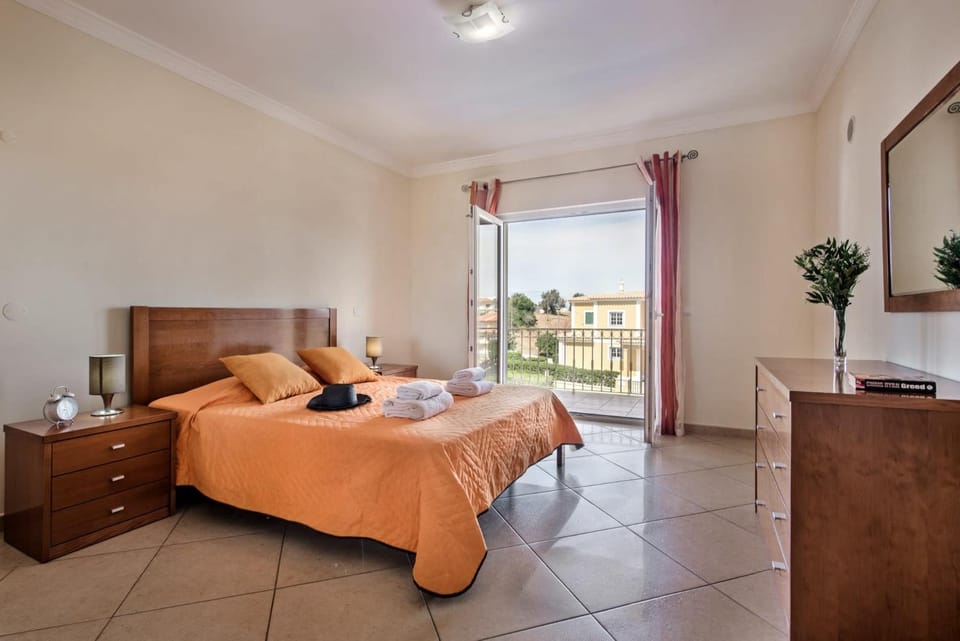 Bed, TV and multimedia, Balcony/Terrace, Photo of the whole room, Bedroom, towels