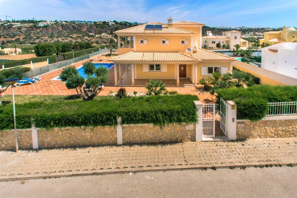 Property building, Day, Neighbourhood, Natural landscape, City view, Pool view, Street view, Swimming pool