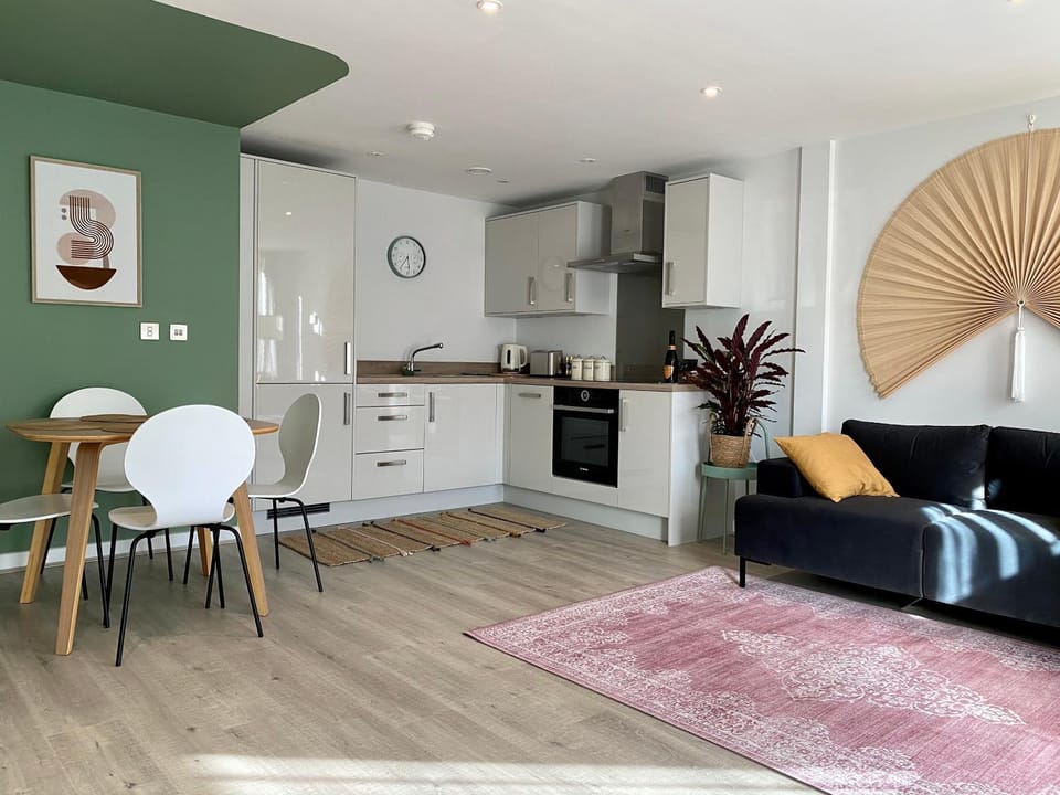 Kitchen or kitchenette, Living room, Seating area, Dining area
