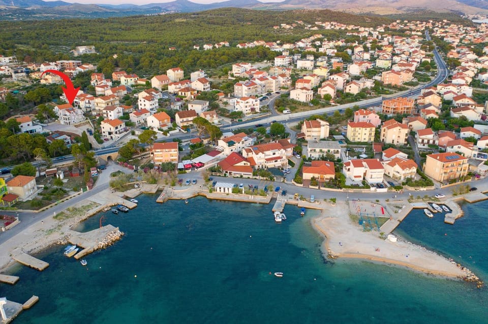 Property building, Nearby landmark, Day, Neighbourhood, Natural landscape, Bird's eye view, Beach, City view, Sea view, Street view, Location