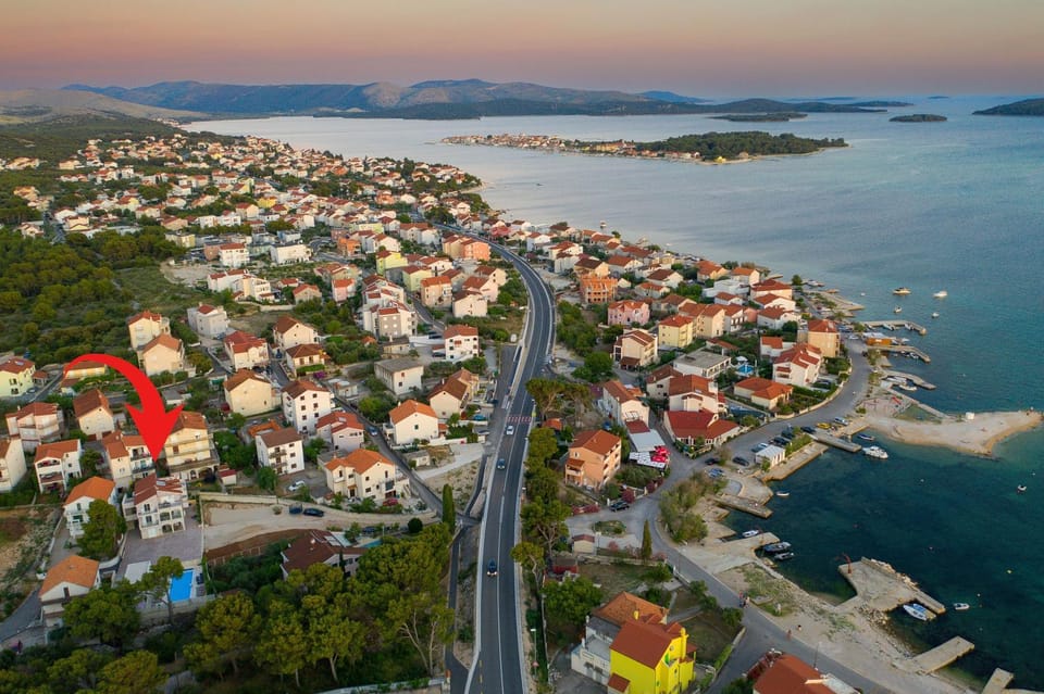 Property building, Nearby landmark, Day, Neighbourhood, Natural landscape, Bird's eye view, Beach, Sea view, Street view, Location
