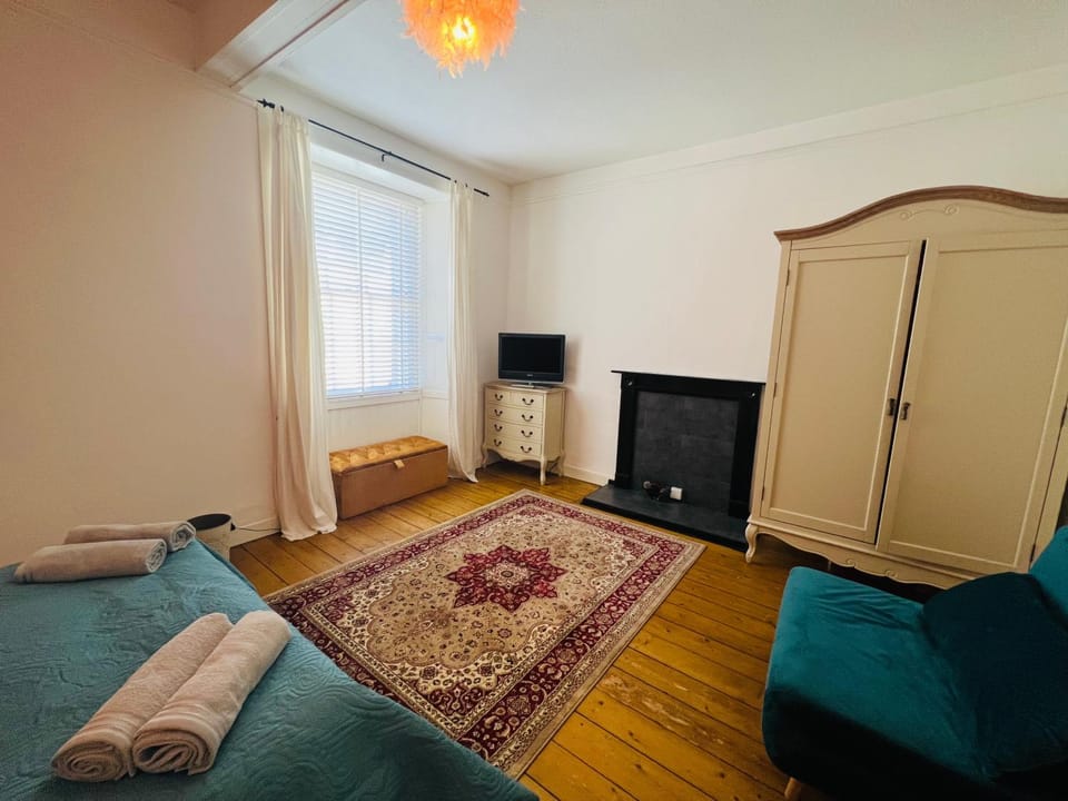 TV and multimedia, Seating area, Bedroom