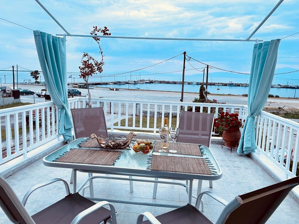 View (from property/room), Balcony/Terrace, Dining area, Sea view, Location