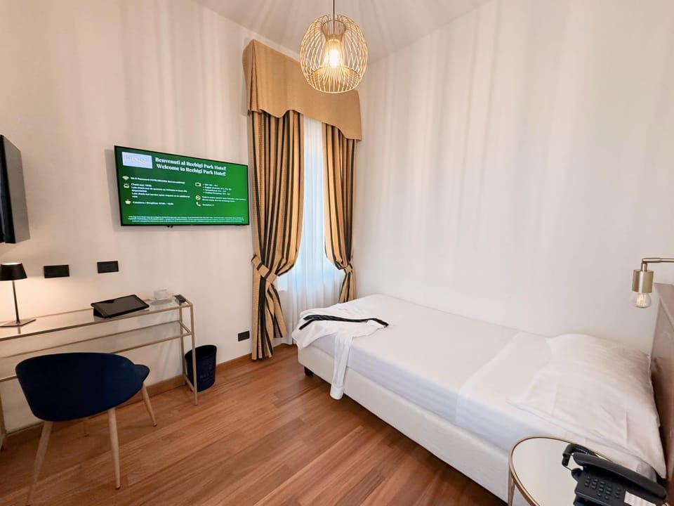 Bed, TV and multimedia, Bedroom