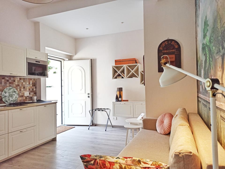 Seating area, Dining area, wardrobe