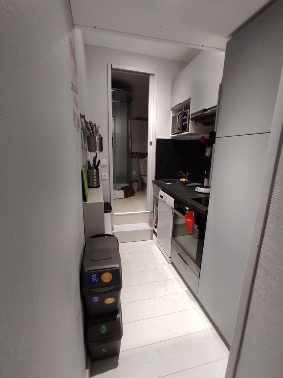 Coffee/tea facilities, dishwasher, oven, stove, kitchen