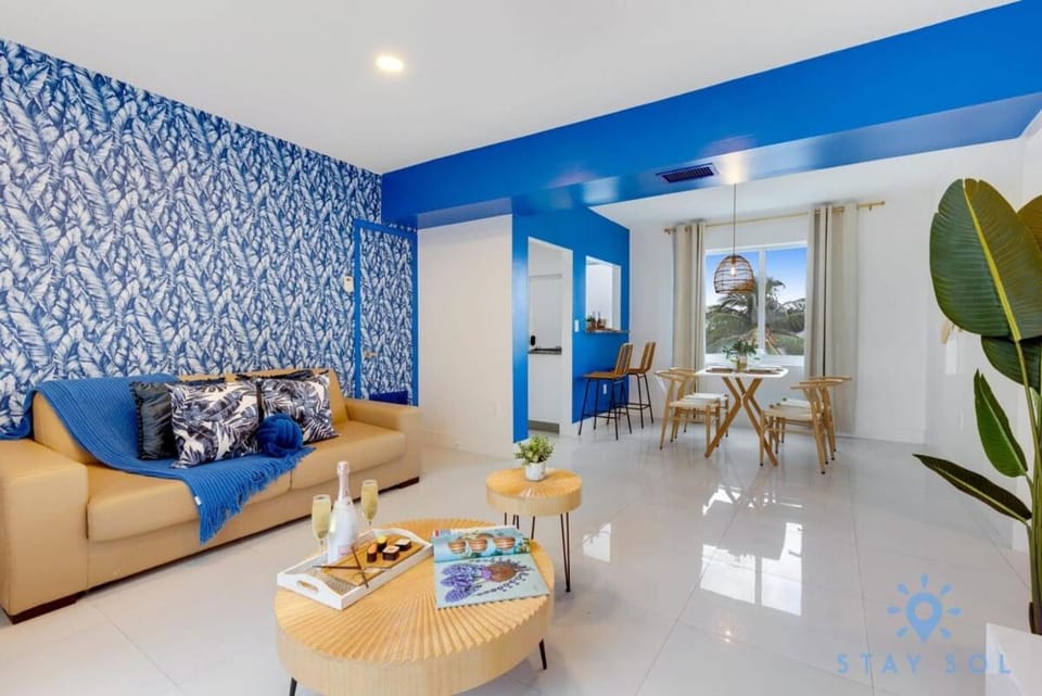 Free Parking - Bay View - Pool - Step To Beach Apartment in Hollywood Beach