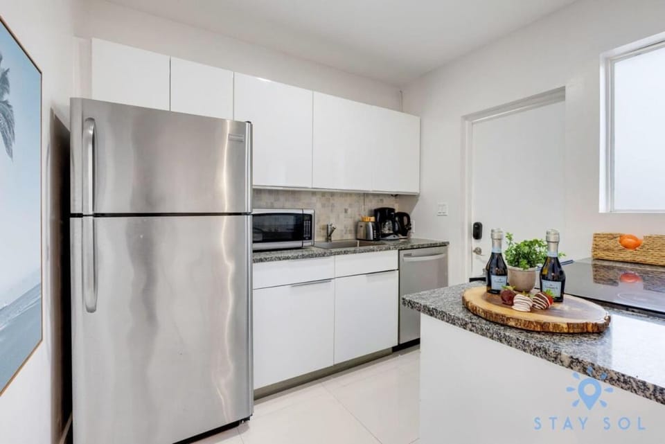 Free Parking - Bay View - Pool - Step To Beach Apartment in Hollywood Beach