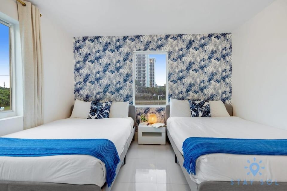 Free Parking - Bay View - Pool - Step To Beach Apartment in Hollywood Beach