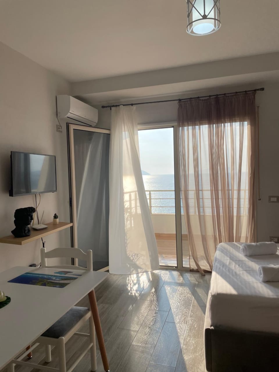 Bed, TV and multimedia, Bedroom, hair dresser