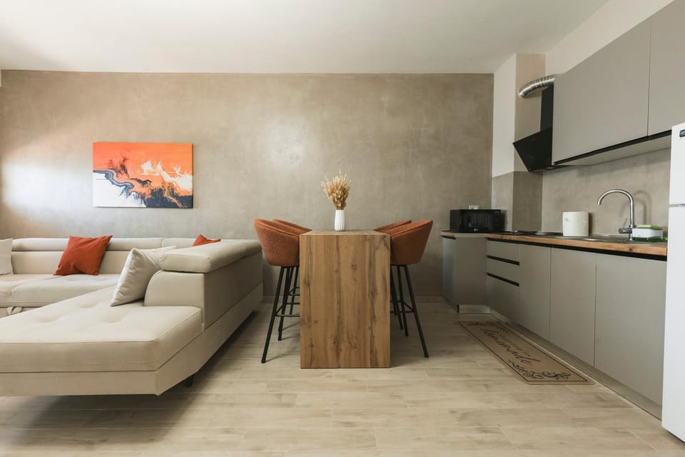 Kitchen or kitchenette, Living room, Seating area, Dining area