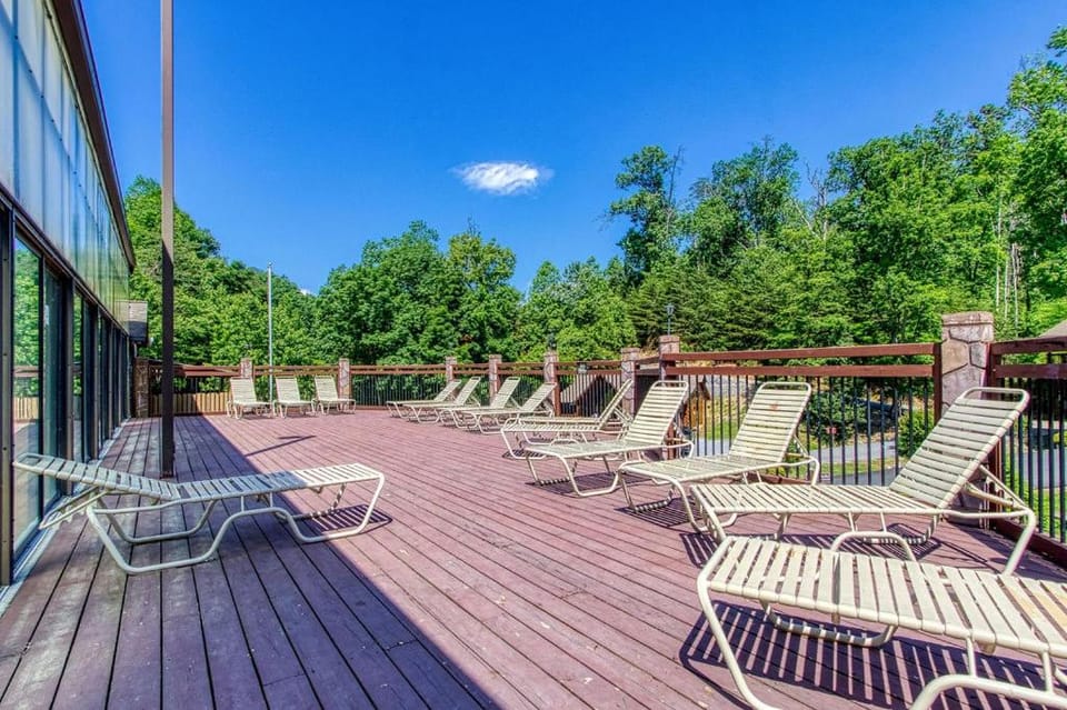 Strawberry Fields, Indoor resort Pool, WIFI, 560 FREE tickets each paid day Chalet in Sevier County
