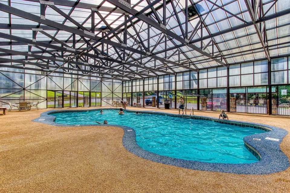 Strawberry Fields, Indoor resort Pool, WIFI, 560 FREE tickets each paid day Chalet in Sevier County