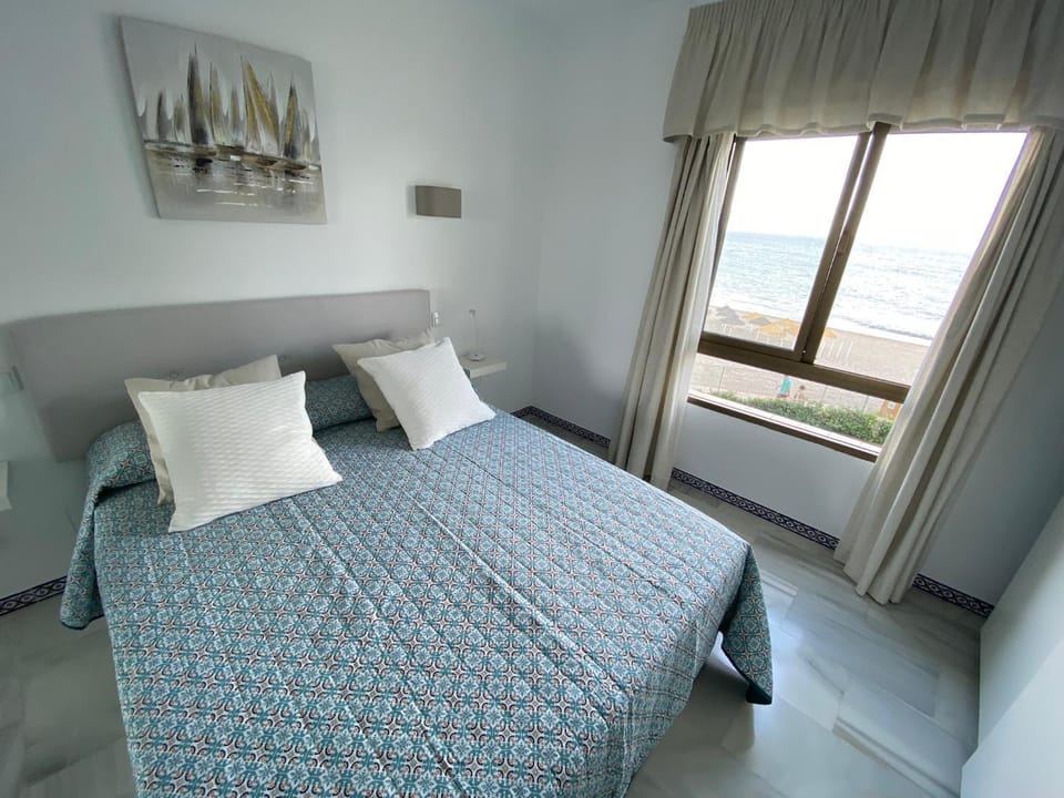 Bed, Garden view, Sea view