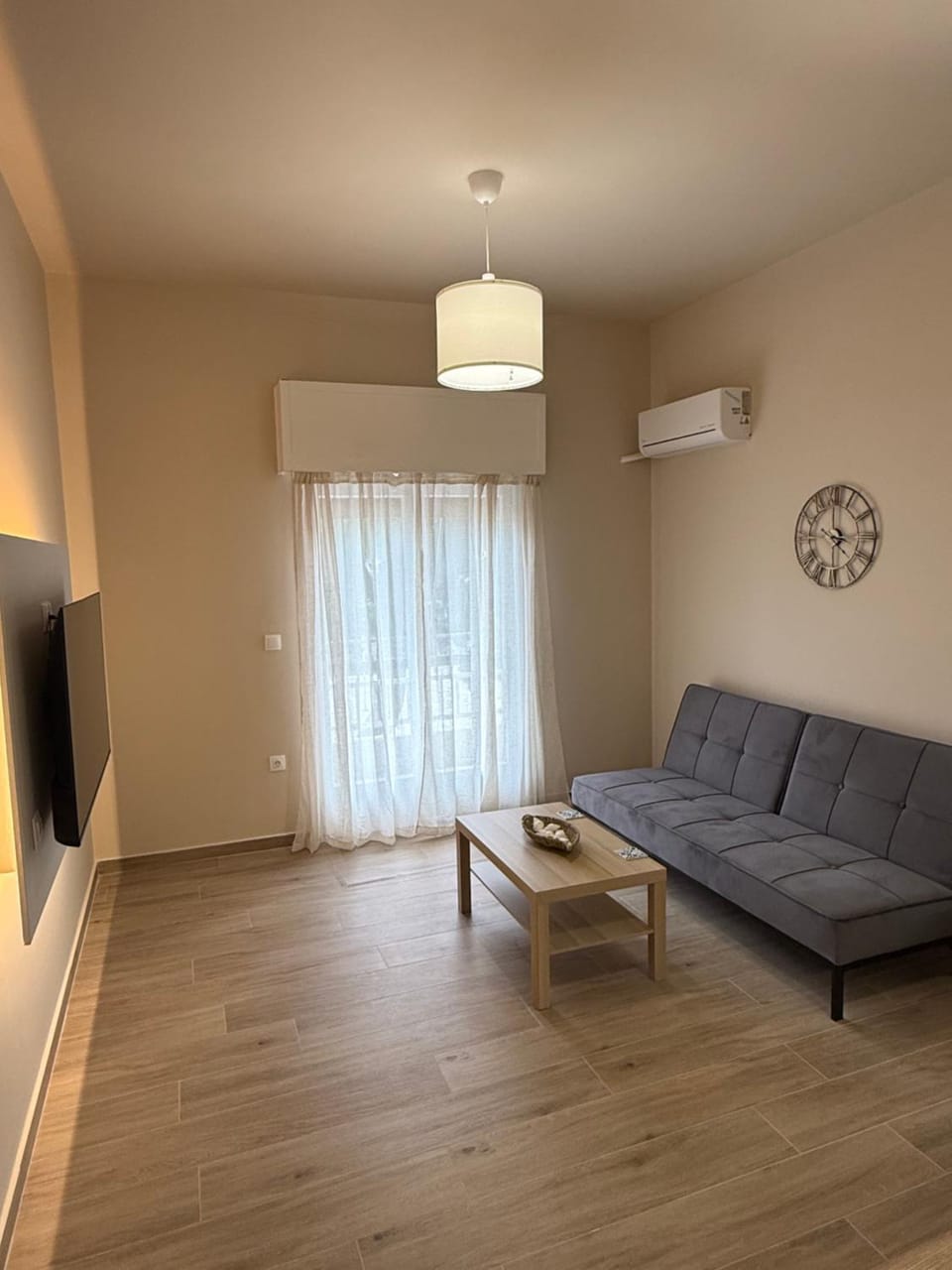 TV and multimedia, Seating area, air conditioner