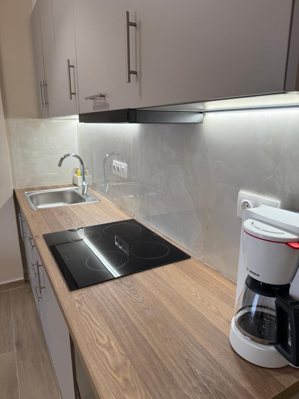Coffee/tea facilities, Kitchen or kitchenette, stove