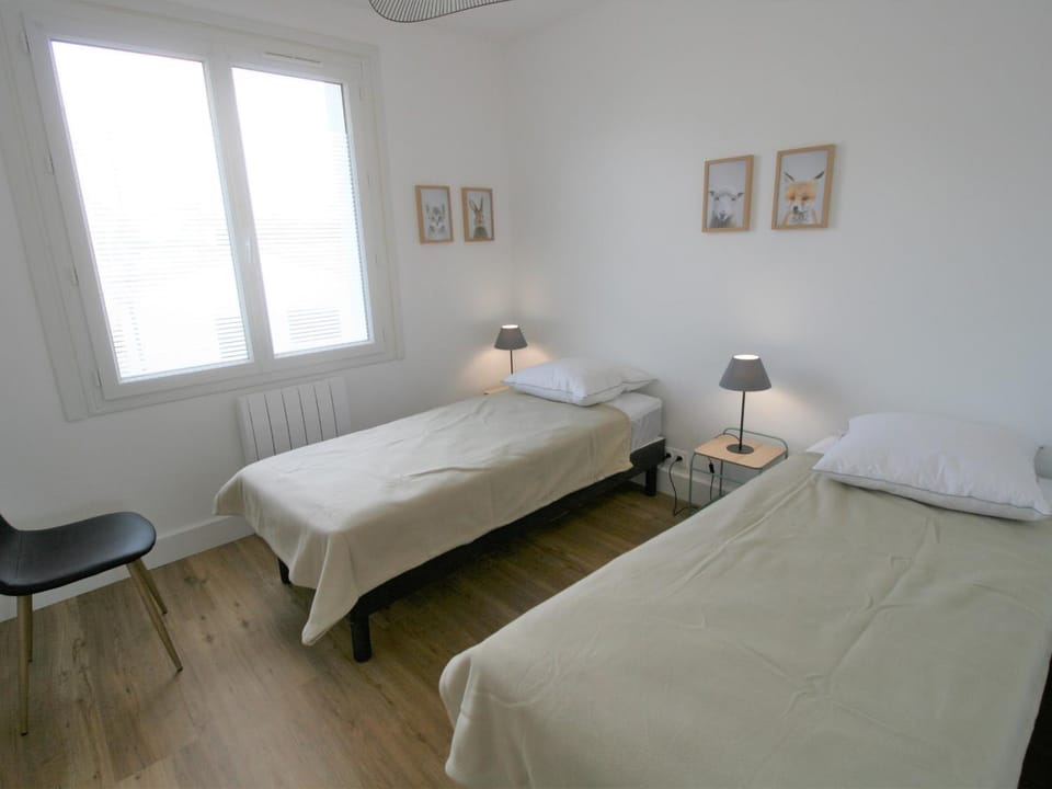 Maison Rénovée 200m du Centre et 350m Plage - Cour Fermée, 2 Chambres, Tout Équipé - FR-1-22-322 House in La Tranche-sur-Mer