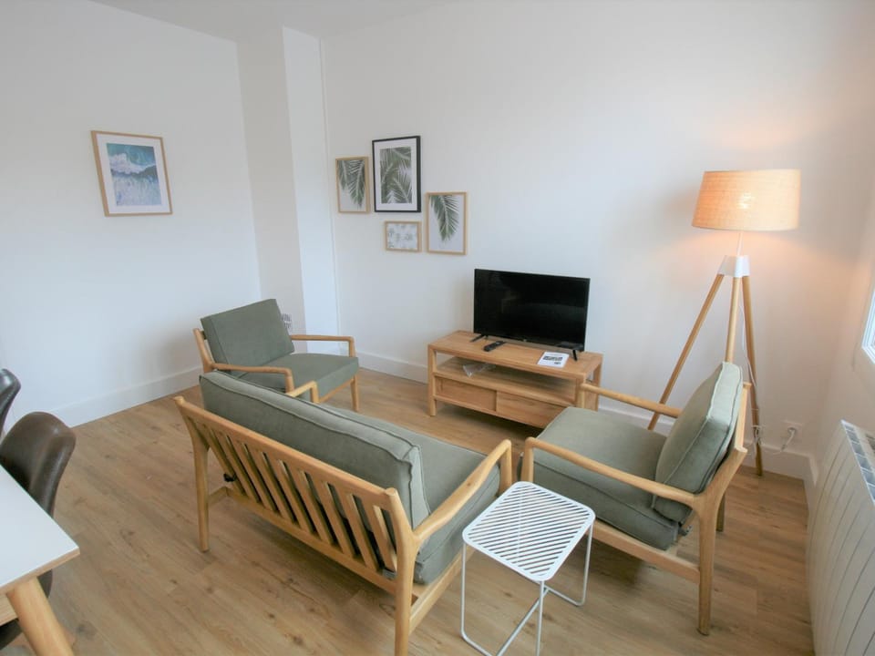 Maison Rénovée 200m du Centre et 350m Plage - Cour Fermée, 2 Chambres, Tout Équipé - FR-1-22-322 House in La Tranche-sur-Mer