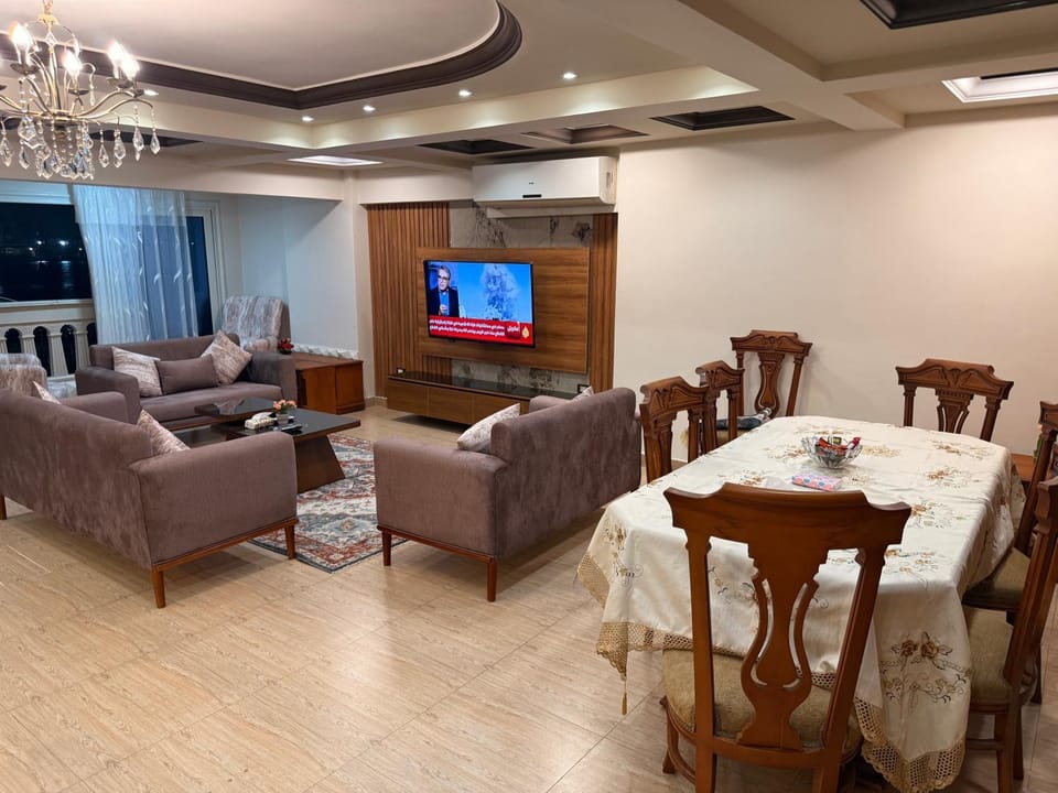 شقه 102 مطله علي قناة السويس والبحر فيو رائع بورسعيد Apartment in Egypt