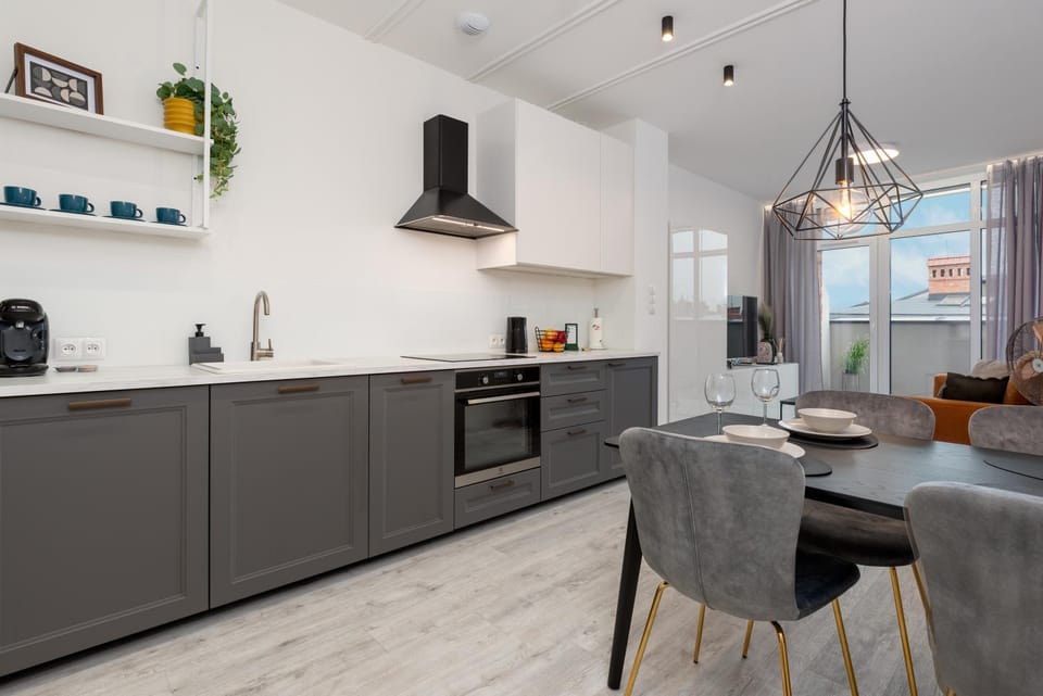 Kitchen or kitchenette, Dining area