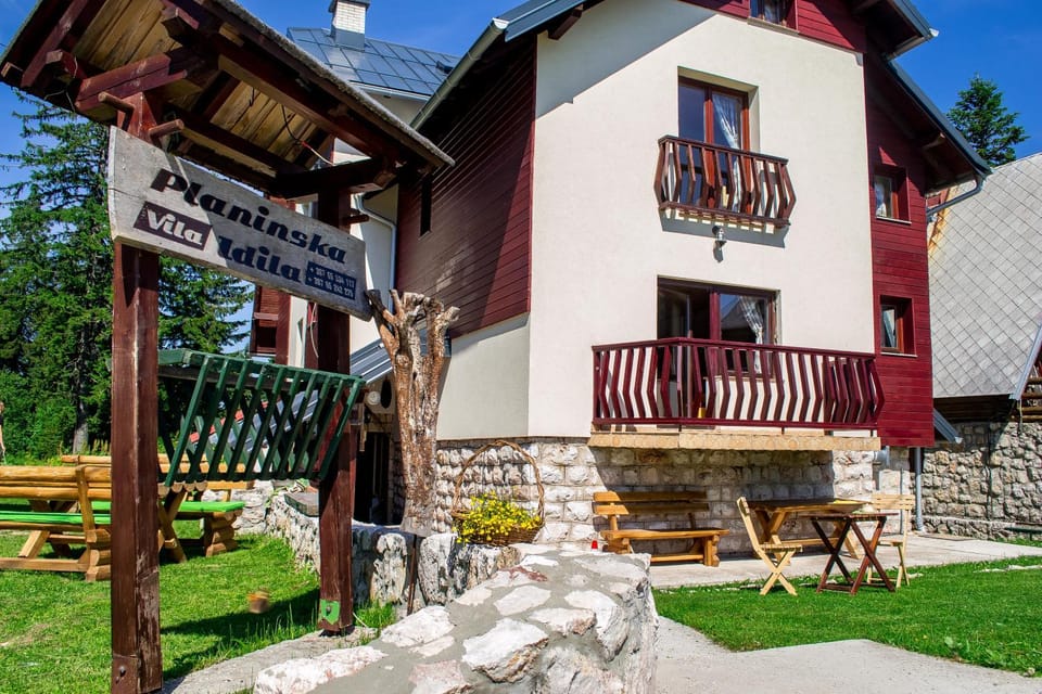 Communal lounge/ TV room, BBQ facilities, Garden, Balcony/Terrace, Banquet/Function facilities, Mountain view, Breakfast, Dinner, Alcoholic drinks, Non alcoholic drinks