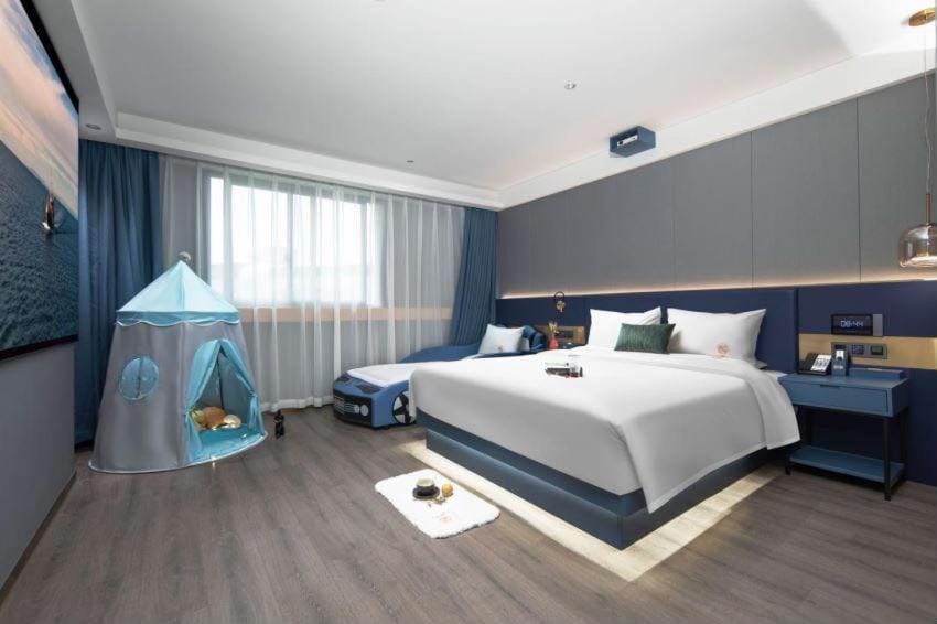Photo of the whole room, Bedroom