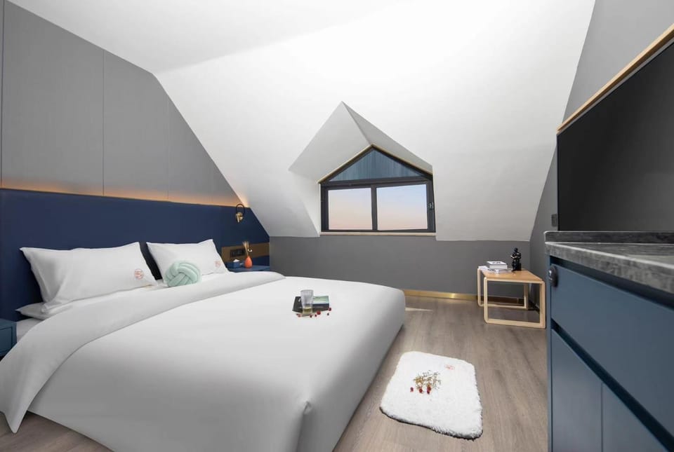 TV and multimedia, Photo of the whole room, Bedroom