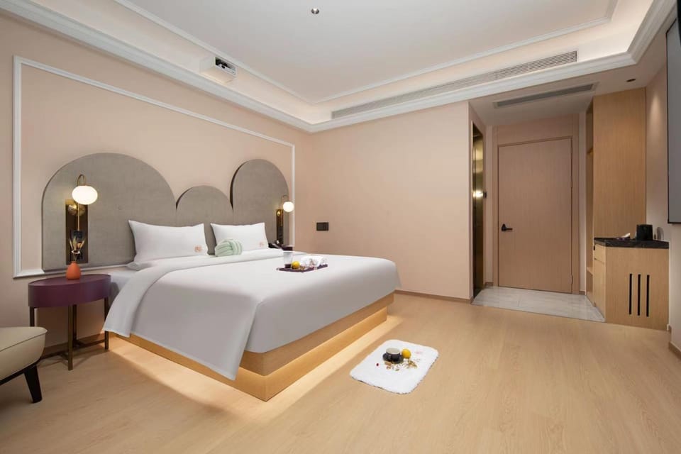Photo of the whole room, Bedroom, wardrobe