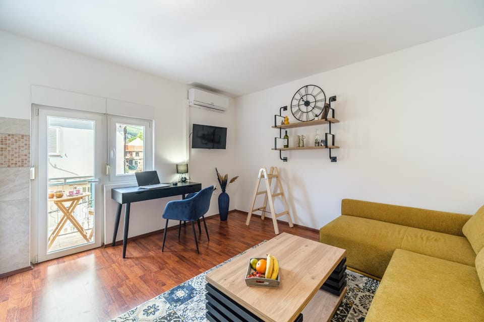 Day, TV and multimedia, Living room, Business facilities, Seating area, Dining area, heating