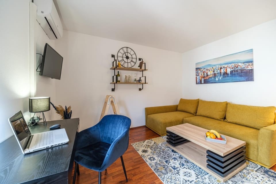 TV and multimedia, Living room, Seating area, heating, air conditioner