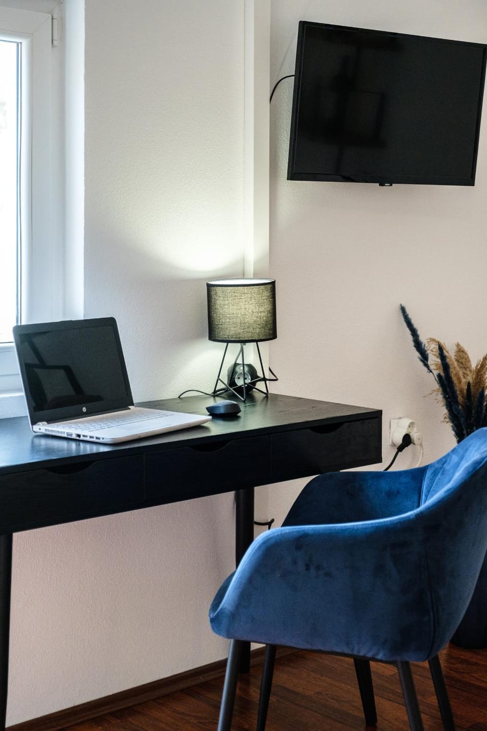 Day, TV and multimedia, Business facilities, Seating area