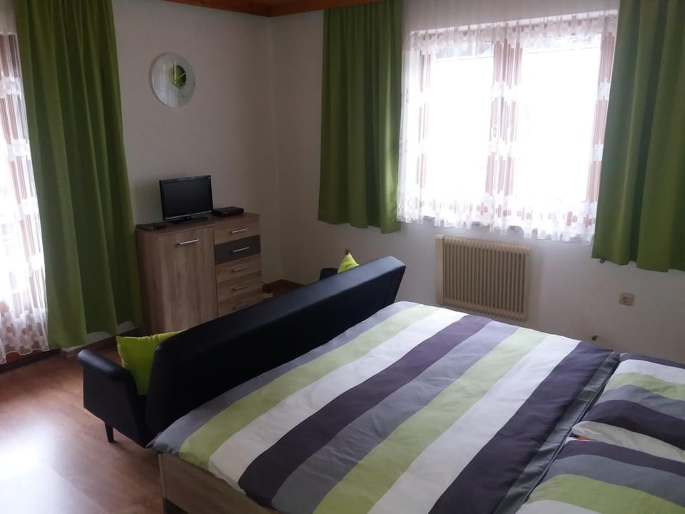 Property building, Bed, TV and multimedia, Photo of the whole room, Bedroom
