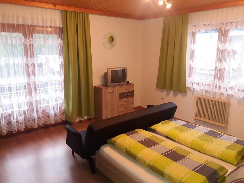 Bed, TV and multimedia, Photo of the whole room, Bedroom